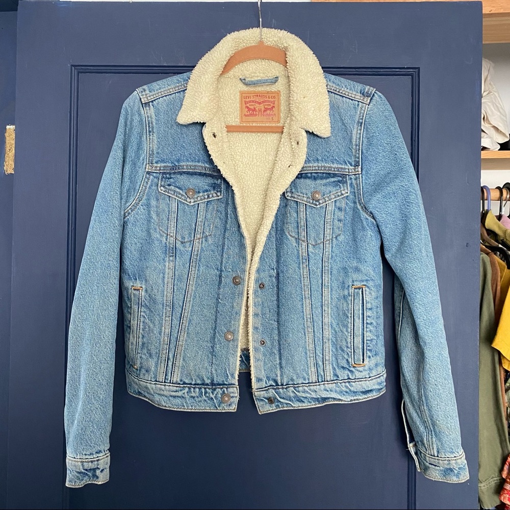 Levis Sherpa lined Jean Jacket!